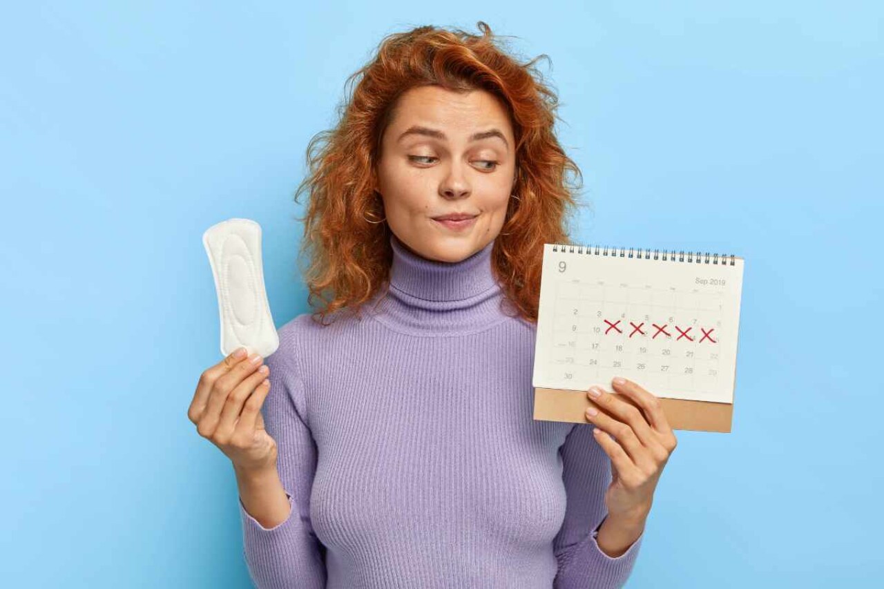 Frau mit Zyklusstörungen, Kalender und Slipeinlage – Eva Will, Heilpraktikerin in Bremen.